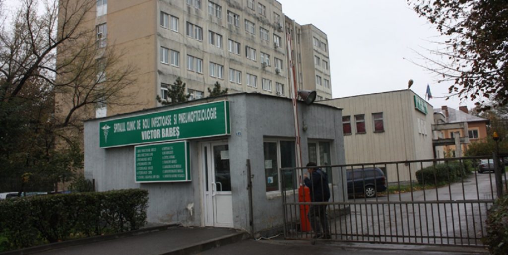 Imagine Stire Scandal în Spitalul de Boli Infecţioase Craiova! Mai mulți rromi au spart ușile clinicii, când au aflat că vor fi internaţi pentru că erau pozitivi COVID 19 | 2review.ro