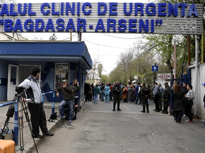 Imagine Stire Scandalos! Ce bilețel i-au lipit pe ușă vecinii unei doctorițe de la Spitalul Bagdasar-Arseni din București: „Să te duci dracului cu…” | 2review.ro