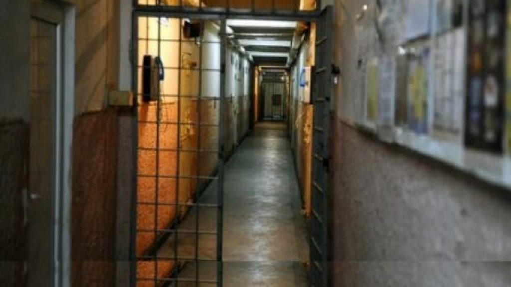 Imagine Stire Penitenciarul Jilava se află aproape de o catastrofă similară cu Suceava. Gardianul infectat cu COVID-19 ar fi intrat în contact cu aproape 500 de deținuți | 2review.ro