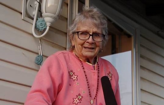 O bătrână de 93 de ani, supărată că i s-a terminat berea în izolare! Mesajul femeii a fost postat pe internet