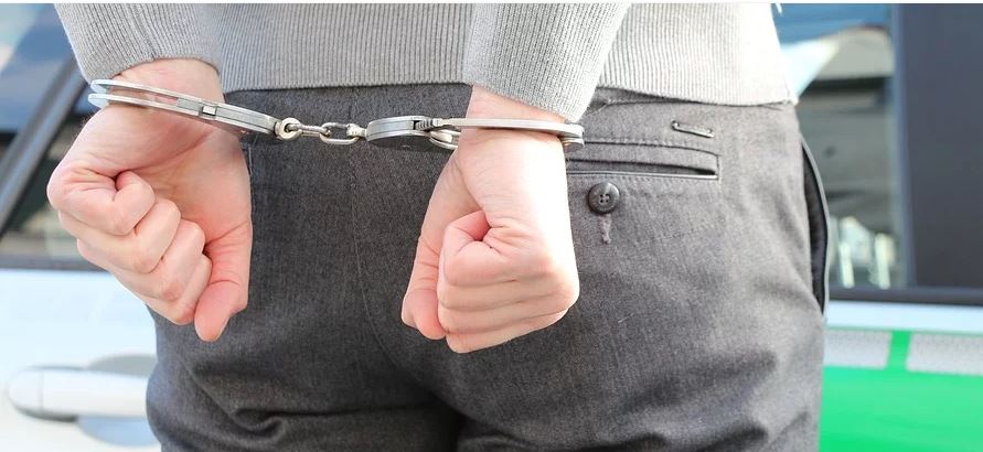 Imagine Stire De-a râsu’-plânsu’ în Iași! Un bărbat a fost încătușat după ce a vrut să vândă heroină! Polițiștii au fost uimiți când au văzut ce a scris în declarația pe proprie răspundere | 2review.ro