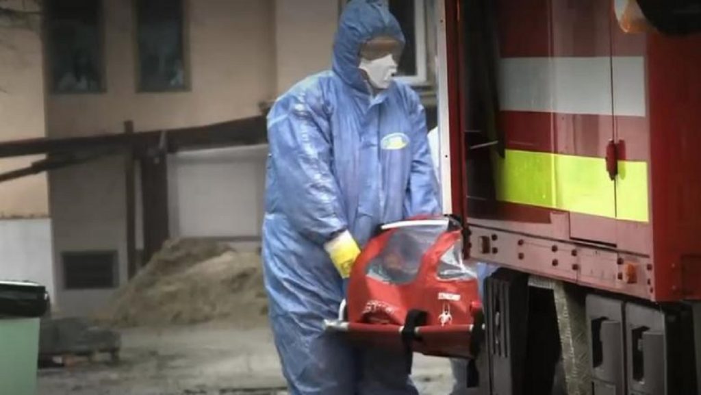 Imagine Stire Caz scandalos în România. Un polițist a plătit șpagă pentru a ridica de la morgă sicriul cu tatăl lui, ucis de COVID-19. “Mi-au vândut mortul cu 100 de lei!” | 2review.ro