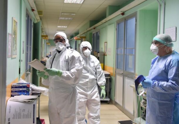 Imagine Stire Infectați cu COVID-19, doi asistenți de la spitalul din Botoșani au intrat în greva foamei: ”Am fost cei mai proști!” | 2review.ro