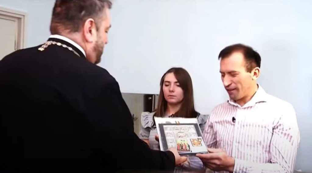 Imagine Stire Vulpița de la Acces Direct și soțul ei s-au spovedit! Ce semne diavolești au primit în timp ce duhovnicul era în casa lor | 2review.ro