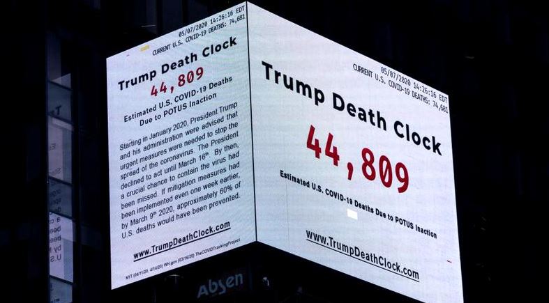 Imagine Stire „Ceasul mortii al lui Trump”. Panoul luminos care tronează pe o clădire din Times Square, în plină pandemie de COVID-19. Președintele SUA, luat în colimator | 2review.ro