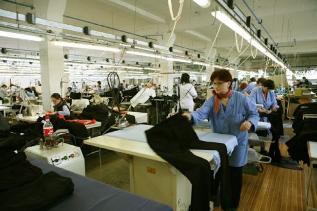 Imagine Stire S-a închis fabrica de confecții din Botoșani: 10 angajați au coronavirus! 300 de salariați, trimiși acasă, la izolare | 2review.ro
