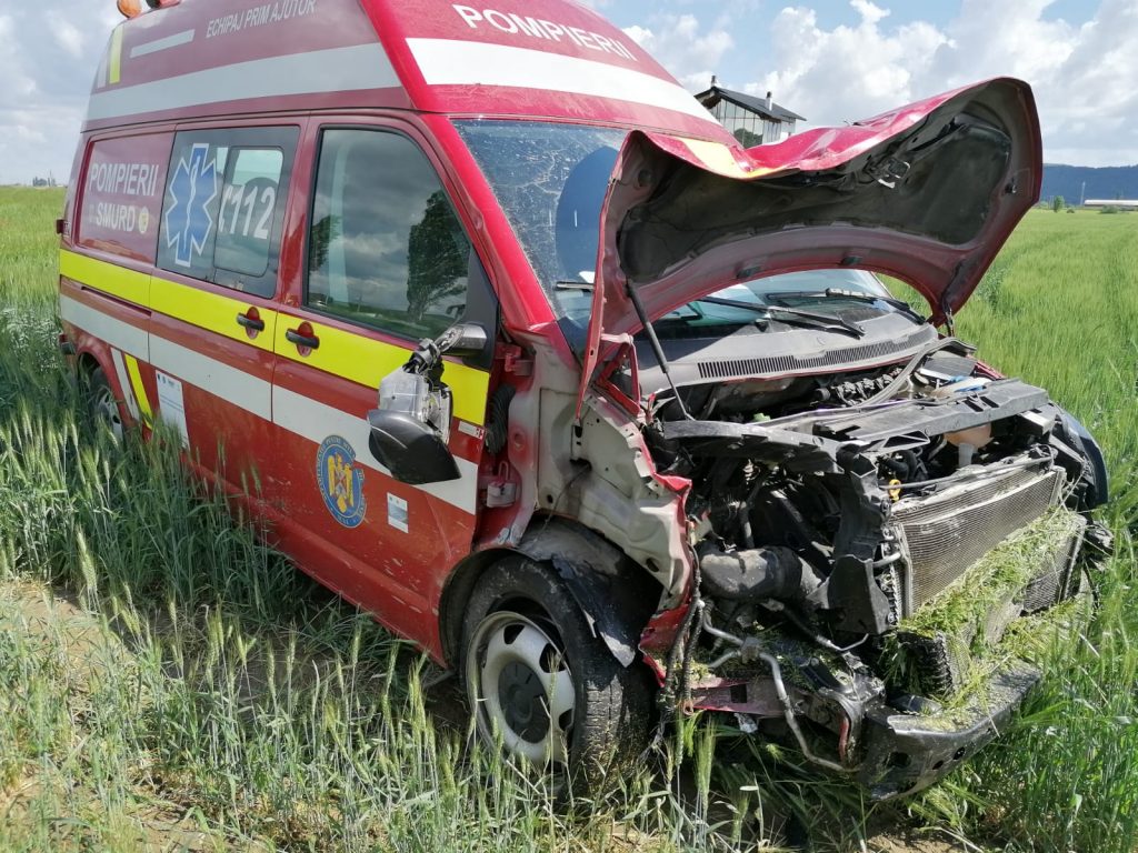 Imagine Stire Ambulanță SMURD Bacău implicată într-un accident rutier cu o căruță: ”Unii sunt inconștienți…” | 2review.ro
