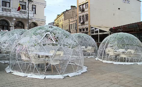 Imagine Stire Cum ar putea arăta terasele în România, pe timp de pandemie. Baloane din plastic, tuneluri dezinfectante și… | 2review.ro
