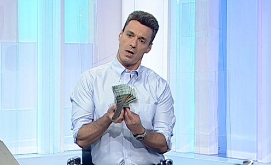 Imagine Stire Antena 3 i-a micșorat salariul lui Mircea Badea! Câți lei câștigă acum prezentatorul, în fiecare lună | 2review.ro