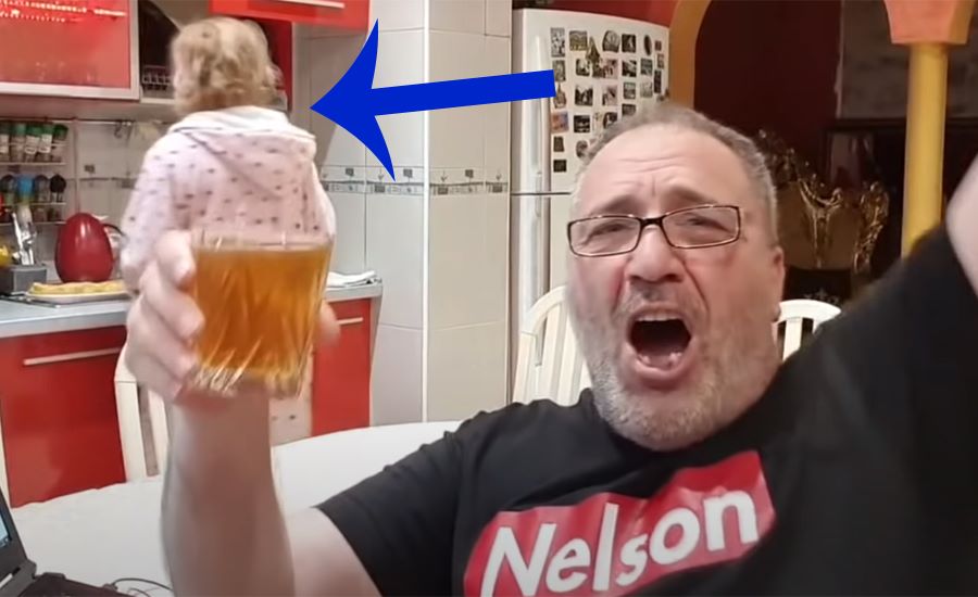Imagine Stire Cum arată soția lui Nelson Mondialu. Femeia a apărut, din greșeală, în cadru în timp ce el era în live pe Youtube | 2review.ro