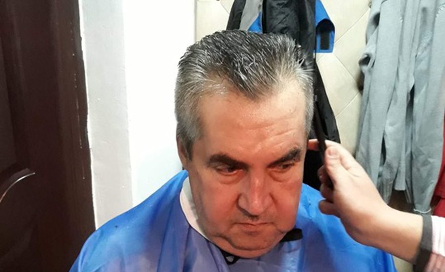 Imagine Stire Nu e banc! Câți lei costă un tuns pe vreme de izolare. Acești frizeri vin la domiciliul tău în București și în alte orașe din România | 2review.ro