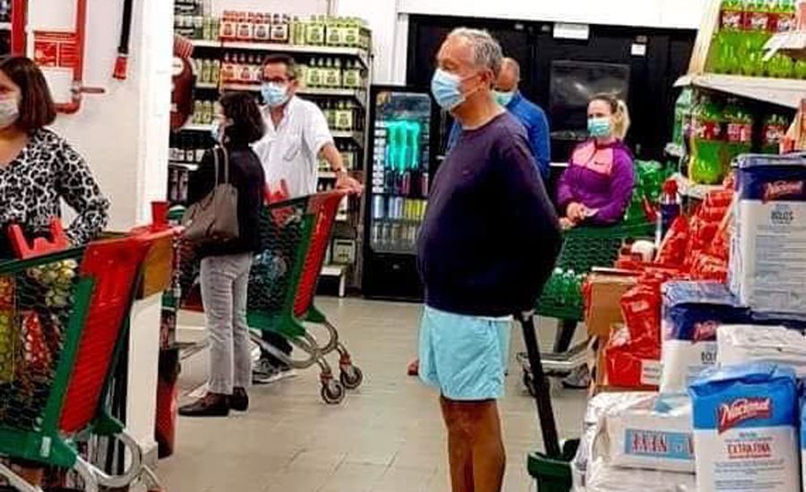 Imagine Stire Oamenii au crezut că nu văd bine! Cine e, de fapt, acest bătrânel care stă la coadă în supermarket | 2review.ro