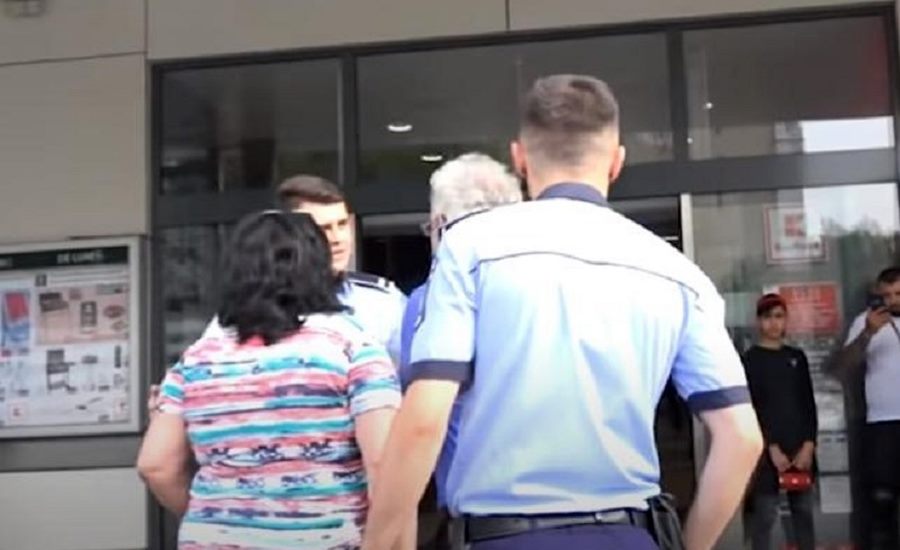 Imagine Stire Ce a pățit o mamă din Târgu Mureș la intrarea într-un supermarket: „Domnul de la securitate nu m-a lăsat, pentru că fetița mea…” | 2review.ro