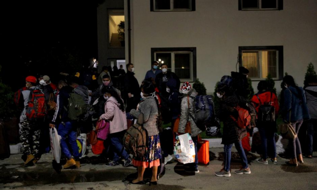 Imagine Stire Alertă în București! Zeci de srilankezi, aduși cu promisiunea că vor fi repatriați, au aflat că nu există nicio cursă către țara lor / Ce măsuri au luat autoritățile | 2review.ro