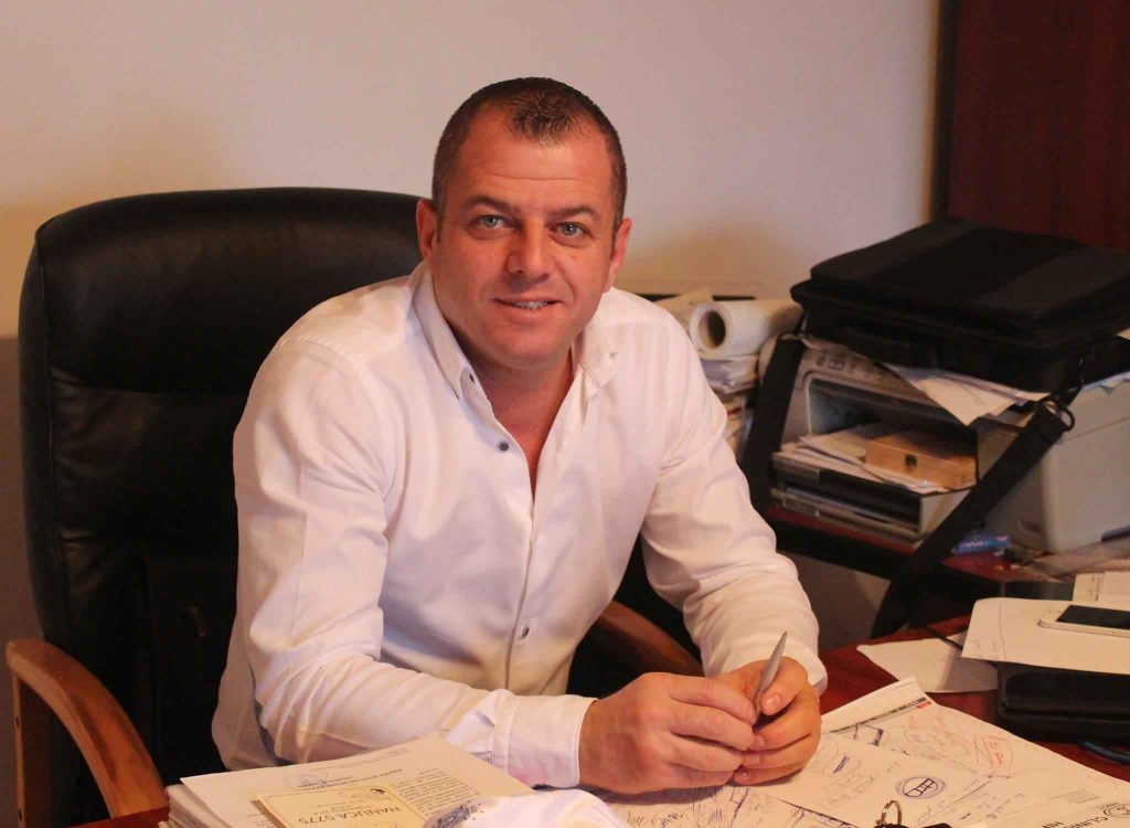 Imagine Stire Costel Barbu, secretar general adjunct al Guvernului României, apel la români: ”Știu că vom trece cu bine acest test al maturității, al unității, al responsabilității. Trebuie să acționăm împreună pentru viitorul nostru” | 2review.ro