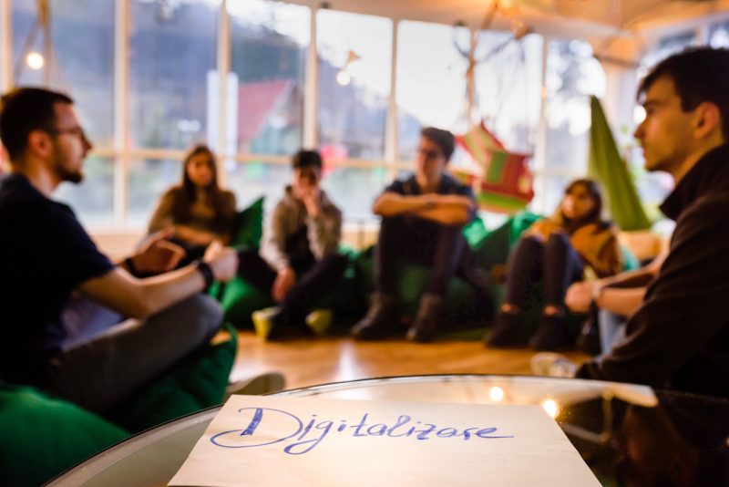 Imagine Stire Digital Nation lansează programul “Profesor în Online”, dedicat pregătirii cadrelor didactice pentru predarea în online | 2review.ro
