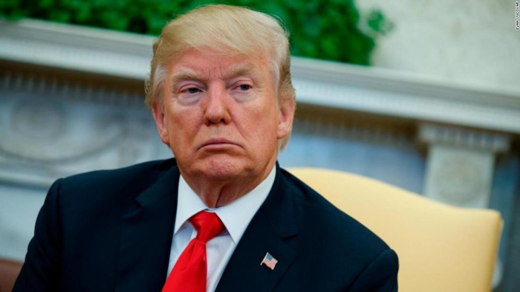 Imagine Stire Anunț-șoc în plină pandemie. Donald Trump ia preventiv hidroxiclorochină, deși nu este bolnav: ”Eu cred că e bun…” | 2review.ro