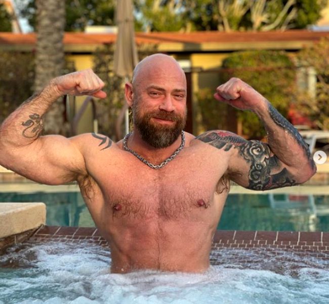 Imagine Stire Un asistent medical infectat cu noul coronavirus arată schimbarea radicală pe care corpul său a suferit-o în lupta cu boala: „Credeam că…”. FOTO | 2review.ro