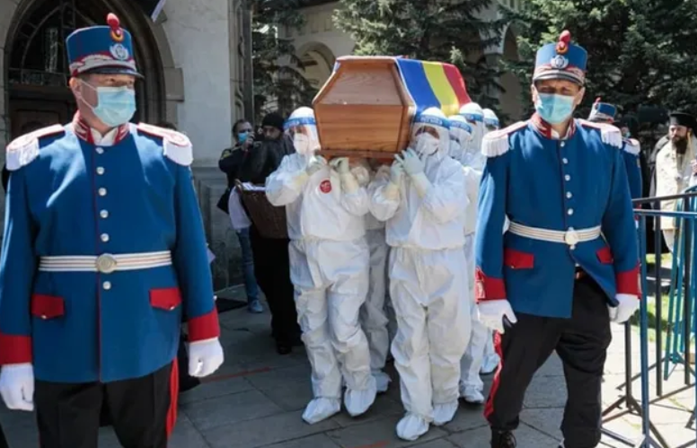Imagine Stire Cine sunt bărbații care au dus sicriul lui ÎPS Pimen, îmbrăcați în costume de protecție: ”Am simțit că purtăm pe umerii noștri toată Bucovina” | 2review.ro