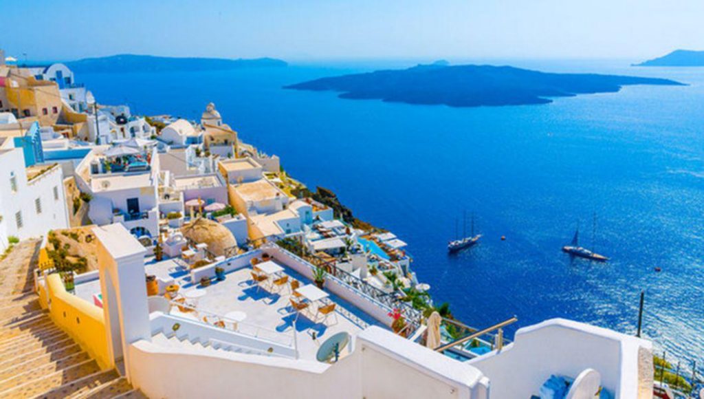 Imagine Stire Cum se va face plajă în Santorini, anul acesta. Modelul grecesc ar putea fi preluat și de alte țări | 2review.ro