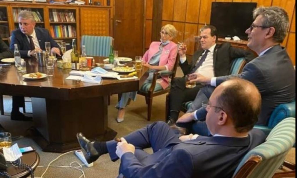 Imagine Stire Tudor Chirilă descrie poza ”buclucașă”, unde Orban ține ședință cu băutură și țigări: ”Dă-le mă-n p@#$ mea de reguli și de legi …” | 2review.ro