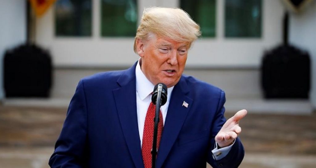 Imagine Stire Donald Trump lansează ipoteza care schimbă tot despre coronavirus! Președintele S.U.A. : „A fost creat în laboratoarele din China” | 2review.ro