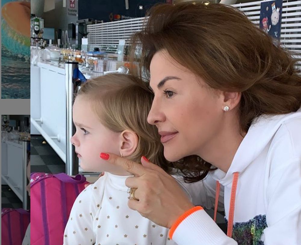 Imagine Stire Tentativa de autoinfectare a lui Viorel Cataramă a eșuat. Adina Alberts și fiica sa s-au întors acasă după 2 săptămâni nebune | 2review.ro