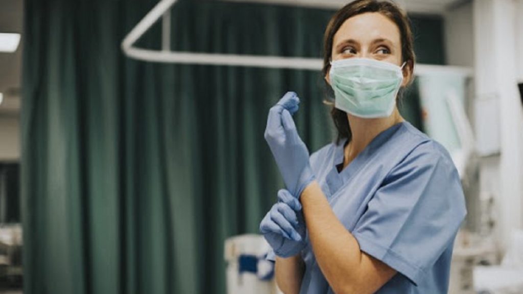 Imagine Stire Imagini halucinante. O asistentă medicală îngrijește bolnavii de coronavirus doar în lenjerie intimă | 2review.ro
