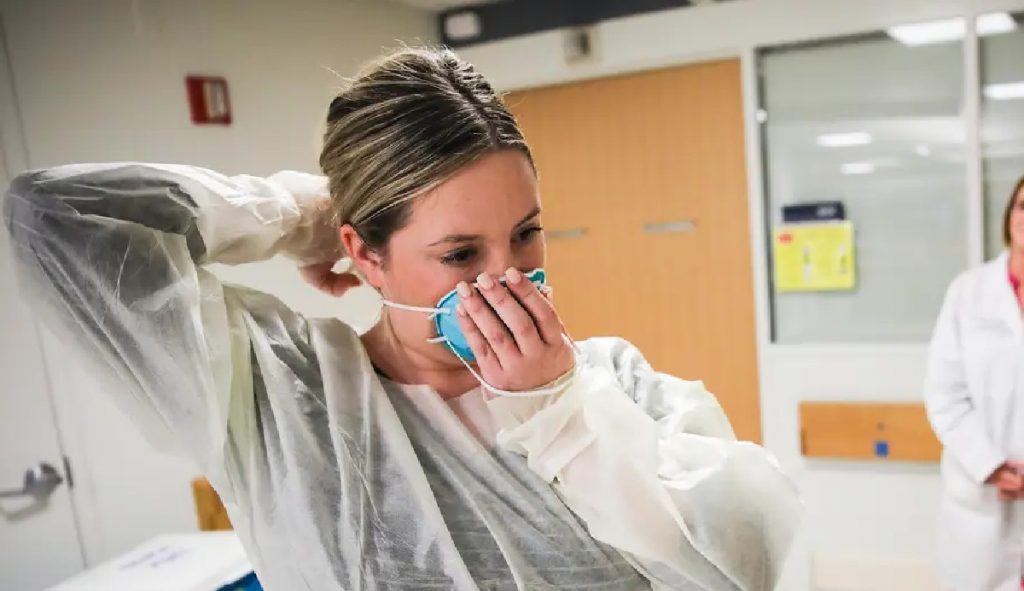Imagine Stire Masca de protecție, obligatorie în România, potrivit unui medic pneumolog: “Chiar şi cei cu astm trebuie să o poarte!” | 2review.ro