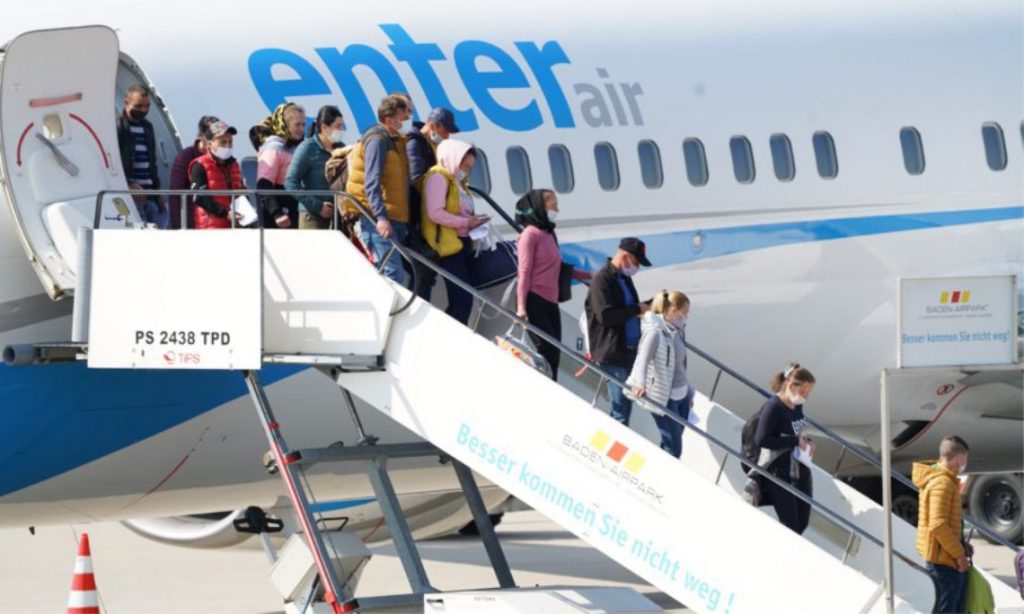 Imagine Stire 28 de muncitori români, confirmați cu COVID-19 în Olanda. Care este starea lor de sănătate | 2review.ro