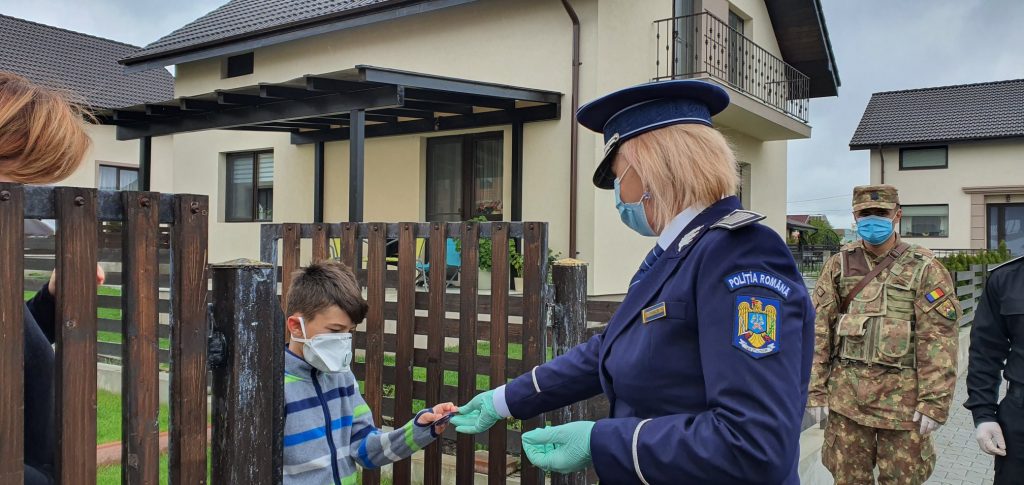 Imagine Stire Un copil din Bistrița i-a impresionat pe polițiști. Mesajul pe care l-a transmis s-a viralizat: „Ne-a făcut să zâmbim din suflet!”„ | 2review.ro
