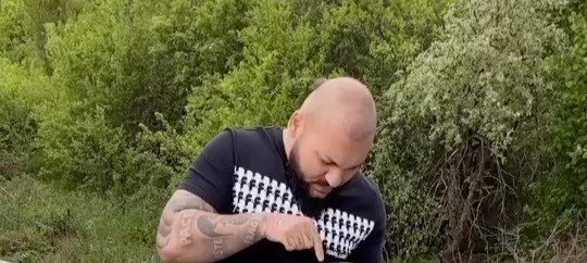 Imagine Stire Dani Mocanu, încă o aroganță în plină pandemie. Cum s-a filmat celebrul manelist: ”Alo, viața mea!” | 2review.ro
