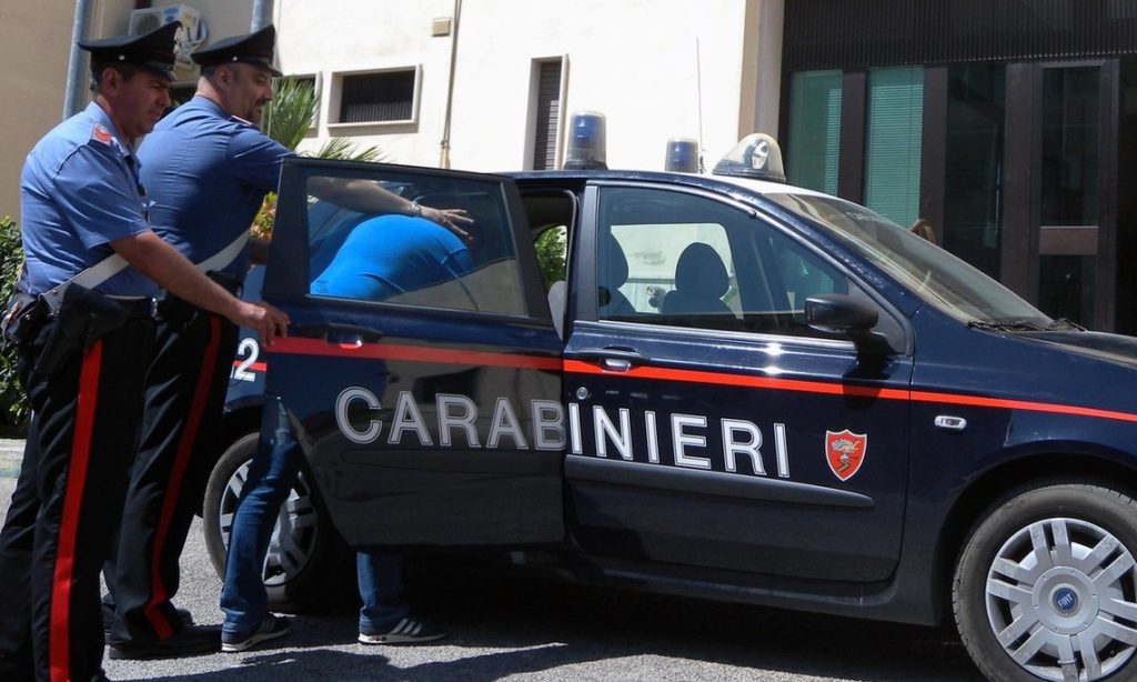 Imagine Stire Infractorii români rămași în străinătate continuă să “lucreze”. Metoda inedită prin care fac bani pe timp de pandemie. “Vă rog să îmi trimiteți măcar 200 de euro, ca să…” | 2review.ro