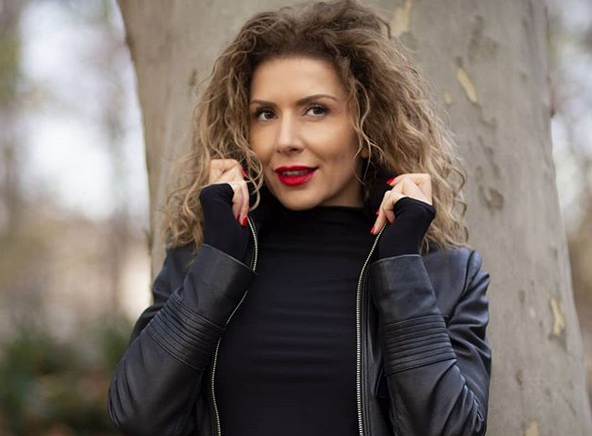 Imagine Stire Carmen Brumă, ipostază incendiară! Vedeta s-a fotografiat în ploaie purtând doar lenjerie intimă | 2review.ro