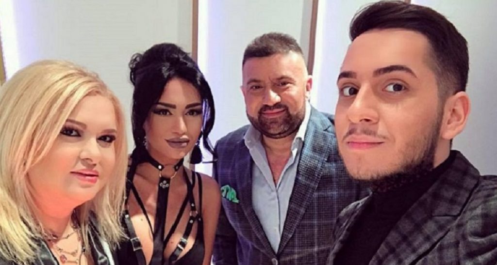 Imagine Stire Viorica din Clejani, prima reacție după ce a înjurat jurnaliștii ca la ușa cortului și i-a udat cu lapte și un furtun cu apă: „Le-ați fi dat cu toporul în cap” | 2review.ro