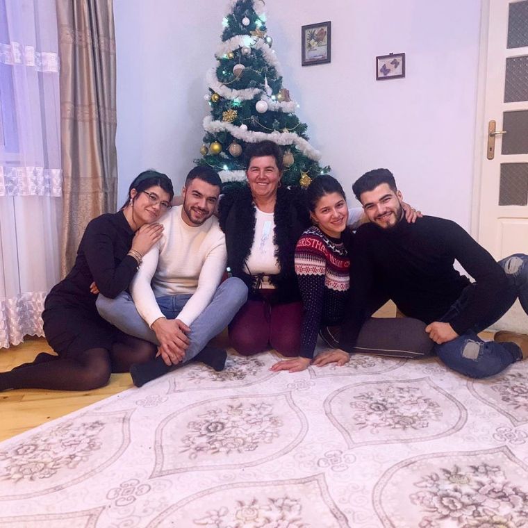 Imagine Stire Culiţă Sterp provine dintr-o familie de oameni simpli! Cu ce se ocupă surorile artistului, Ileana şi Geta. Nu te-ai fi gândit la asta | 2review.ro