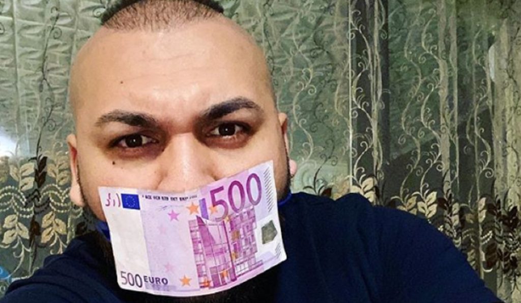 Imagine Stire Cum își numără, de fapt, Dani Mocanu banii acasă. VIDEO | 2review.ro