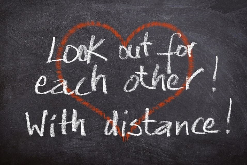 “Look out for each other! With distance” înseamnă “Căutați-vă unul pe celălalt! Dar cu distanță (n.r.: distanță socială)!” © pixabay.com