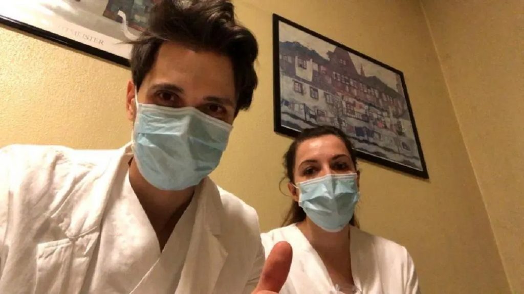Imagine Stire Gestul care te lasă cu ochii în lacrimi! Un cuplu de medici și-a anulat nunta, pentru a trata bolnavii de COVID-19. Cei doi nu și-au văzut fiica de o lună | 2review.ro