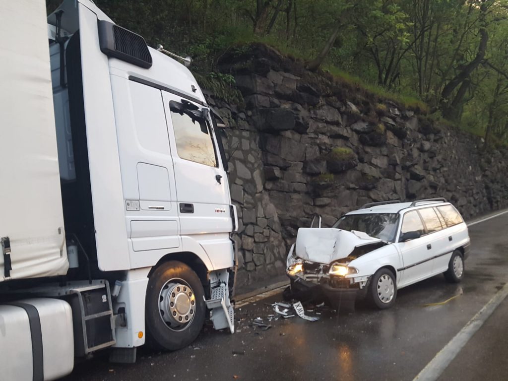 Grav accident în Vâlcea. Șoferul unui TIR a pierdut controlul volanului, a intrat pe contrasens și a lovit în plin un autoturism