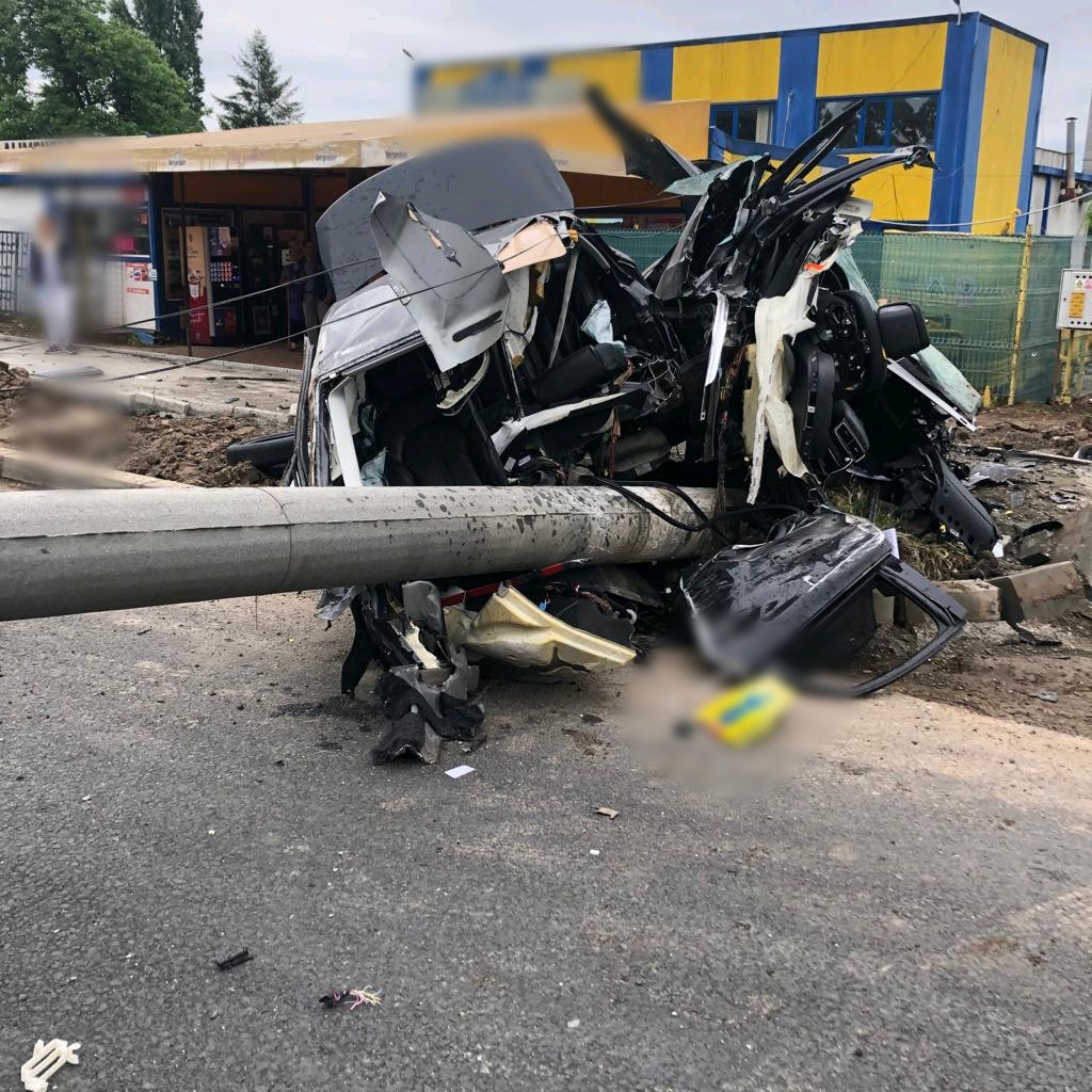 Accident grav în Giurgiu! Un autoturism a intrat în coliziune cu un stâlp de electricitate