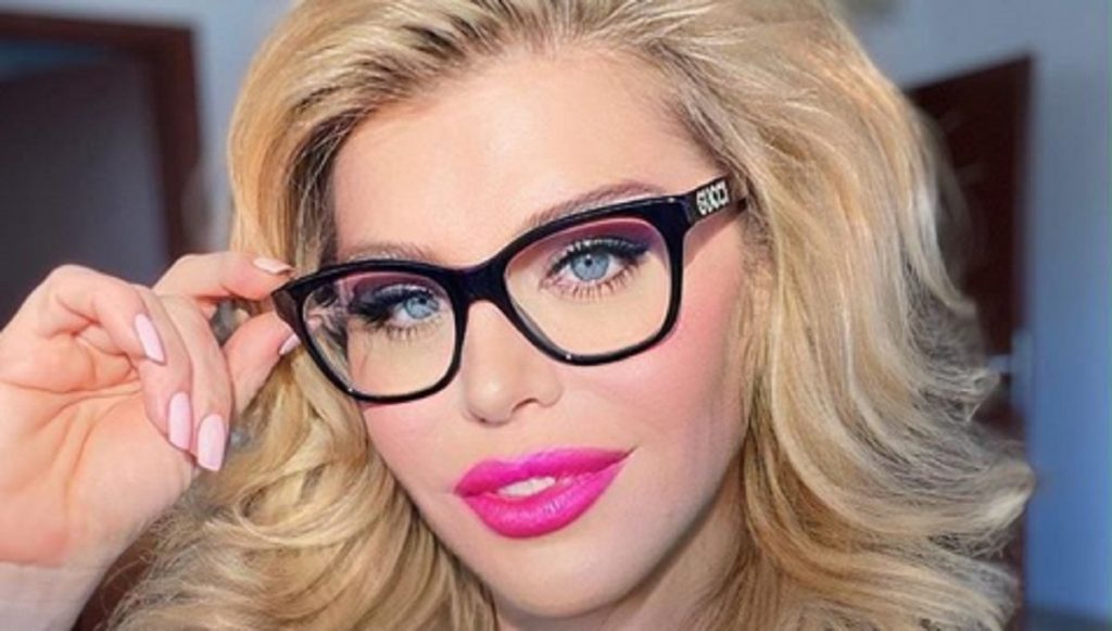 Imagine Stire Loredana Groza, cu sânii pe afară, la aproape 50 de ani! A purtat cel mai adânc decolteu, iar fanii au luat-o razna | 2review.ro