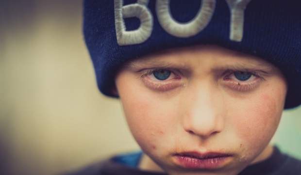 Imagini sfâșietoare cu băiețelul din Botoșani care plânge după adidașii arși în casa mistuită de flăcări