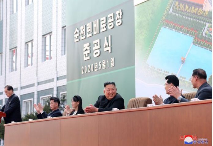 Prima apariție a lui Kim Jong-un în public după ce s-a zvonit că a murit. Mulțimea a izbucnit „în urale furtunoase”