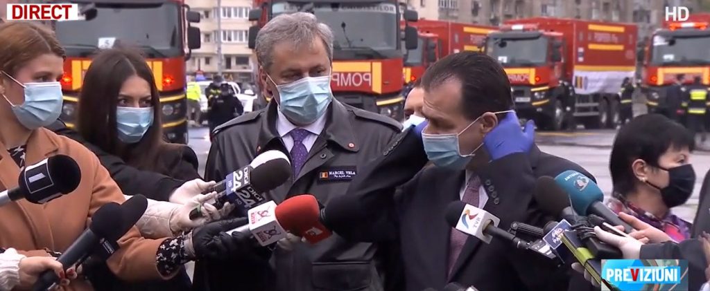 Imagine Stire Marcel Vela, scăpare în timpul unui interviu acordat de Ludovic Orban. Ce a făcut ministrul în timp ce premierul vorbea cu jurnaliştii. GALERIE FOTO | 2review.ro