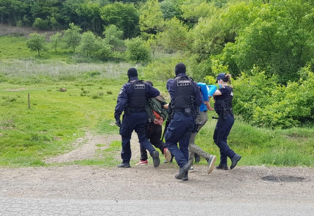 Imagine Stire Cei trei marocani fugiți dintr-un centru de catantină au fost găsiți. Se vor alege cu dosar penal | 2review.ro