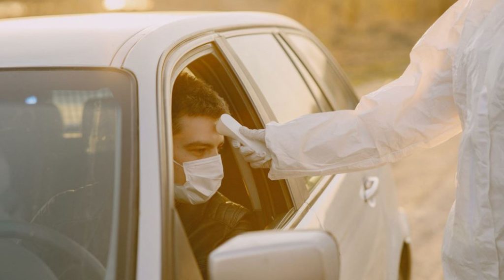 Imagine Stire Singura situație în care masca trebuie purtată în mașina personală ca să nu te infectezi cu noul coronavirus! Raed Arafat: “Geamurile ar trebui lăsate întredeschise” | 2review.ro