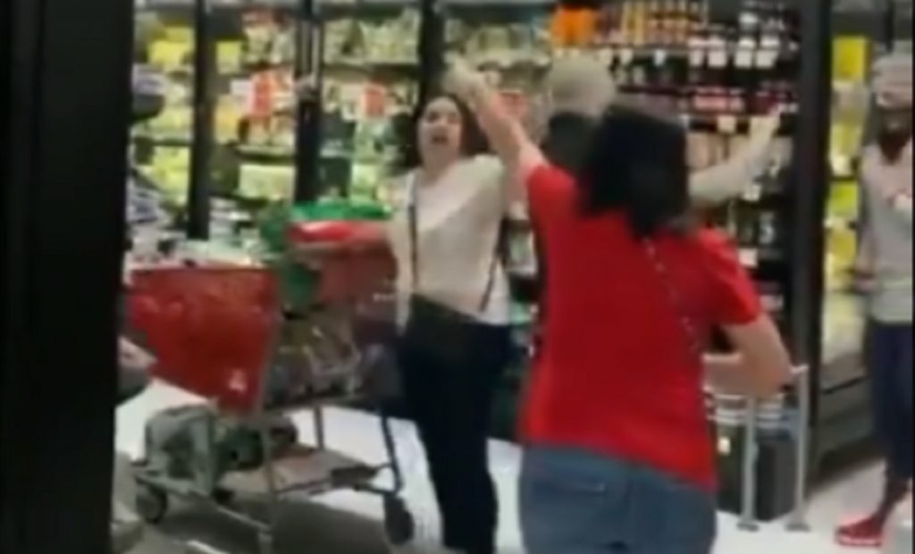 Imagine Stire Scene șocante într-un supermarket! O femeie fără mască de protecție, jignită și dată afară de ceilalți clienți nervoși | 2review.ro