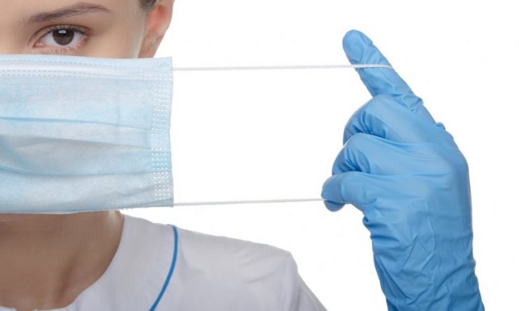Imagine Stire După acest interval de timp, masca de protecție nu mai este eficientă împotriva COVID-19: ”Infectatul asimptomatic nu prezintă simptomele bolii, dar elimina virusul” | 2review.ro