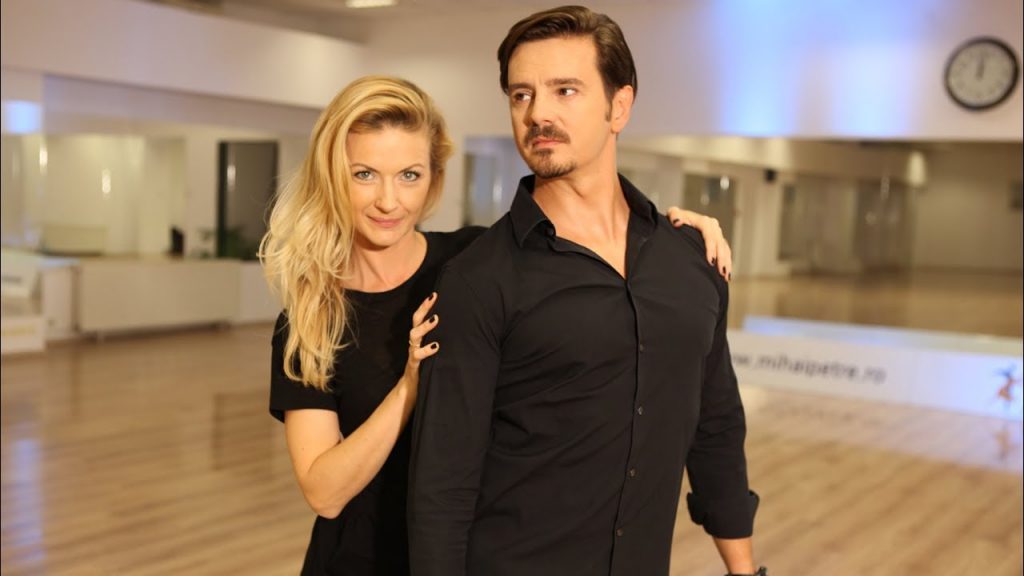 Imagine Stire Mihai Petre, juratul de la Românii au Talent, de ziua lui, la izolare: ”Fetele mi-au pregătit tort, un vecin mi-a cântat la chitară” | 2review.ro